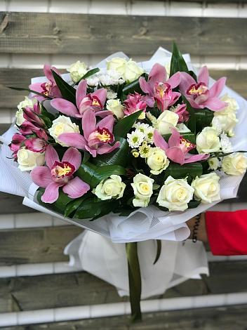 Букет цветов из: Розы и Хризантемы в Нижнеангарск