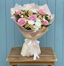 Букет цветов из:  Гвоздики, Орхидеи и Розы в Нижнеангарск