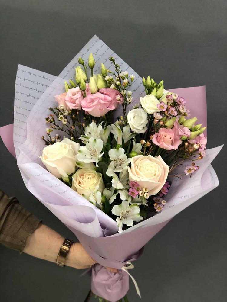 Букет цветов из: Альстромерии, Розы и Лизиантусы в Нижнеангарск