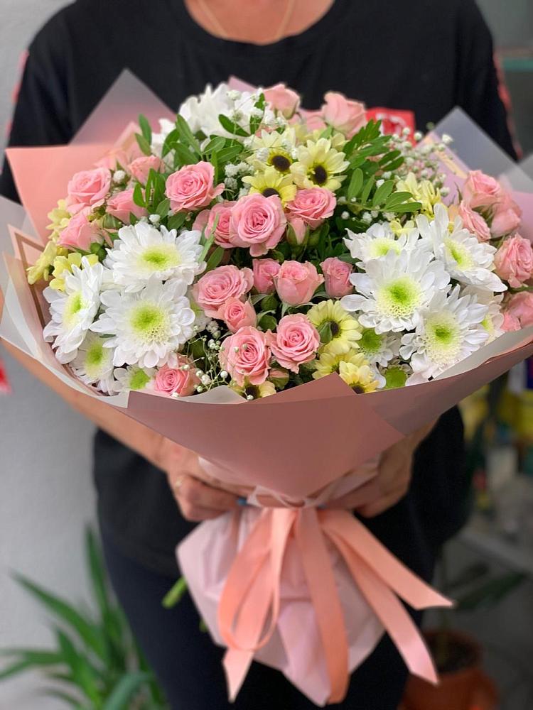 Букет цветов из: Розы и Хризантемы в Нижнеангарск