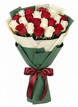 Букет Микс из красных и белых роз в Нижнеангарск