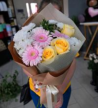 Букет цветов из:  Герберы, Розы и Хризантемы в Нижнеангарск