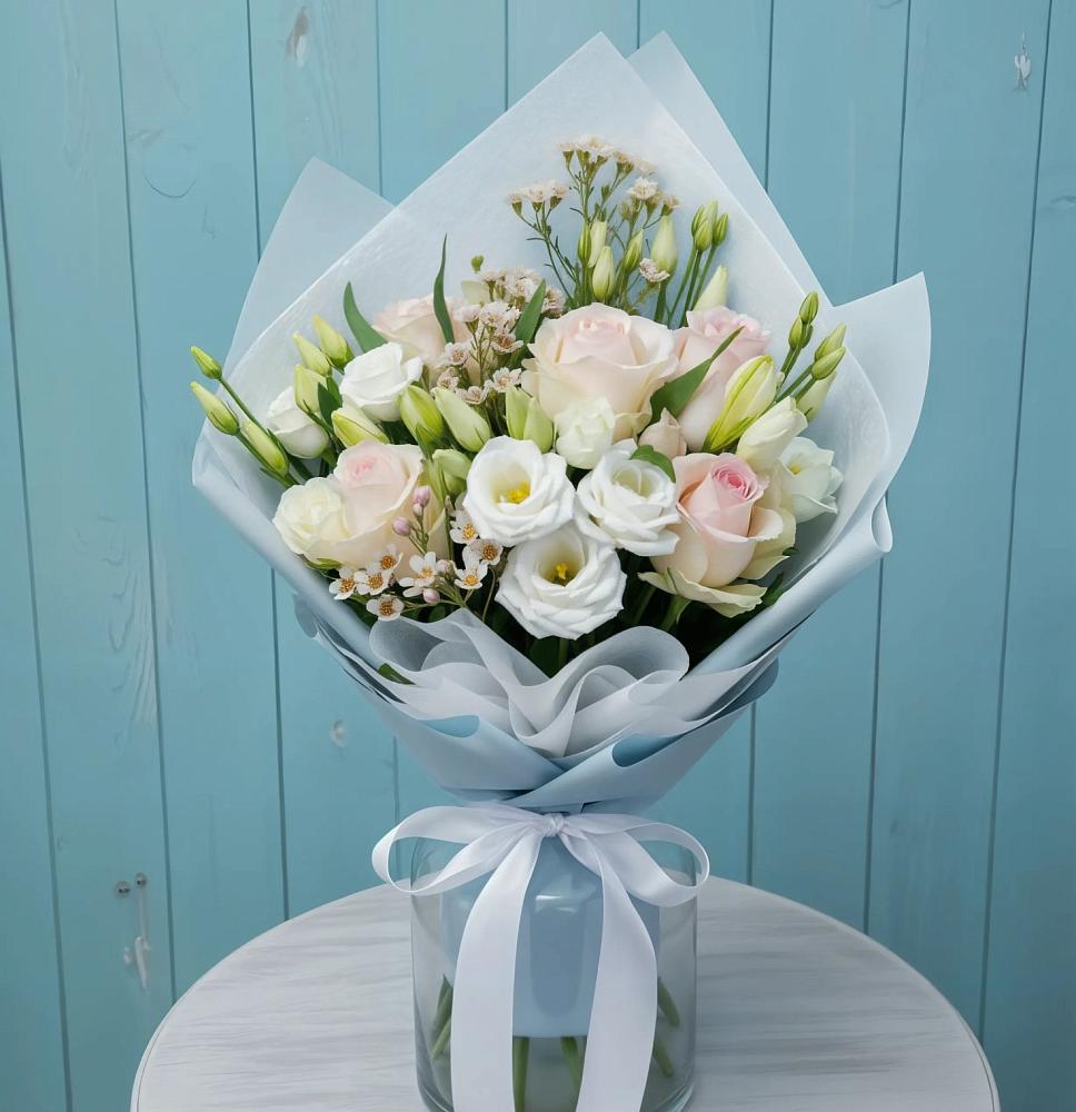 Букет цветов из: Розы и Лизиантусы в Нижнеангарск