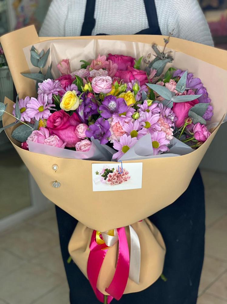 Букет цветов из: Хризантемы, Гвоздики и Альстромерии в Нижнеангарск