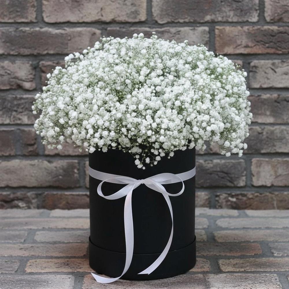 Цветочная композиция из Гипсофила в шляпной коробке в Нижнеангарск