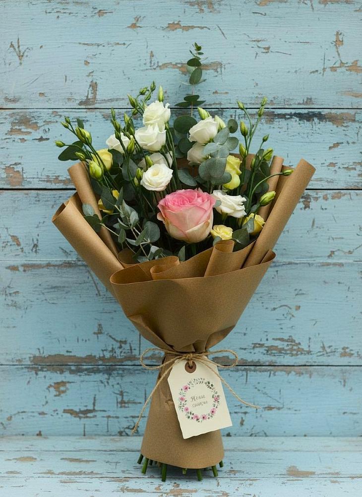 Букет цветов из: Розы и Лизиантусы в Нижнеангарск