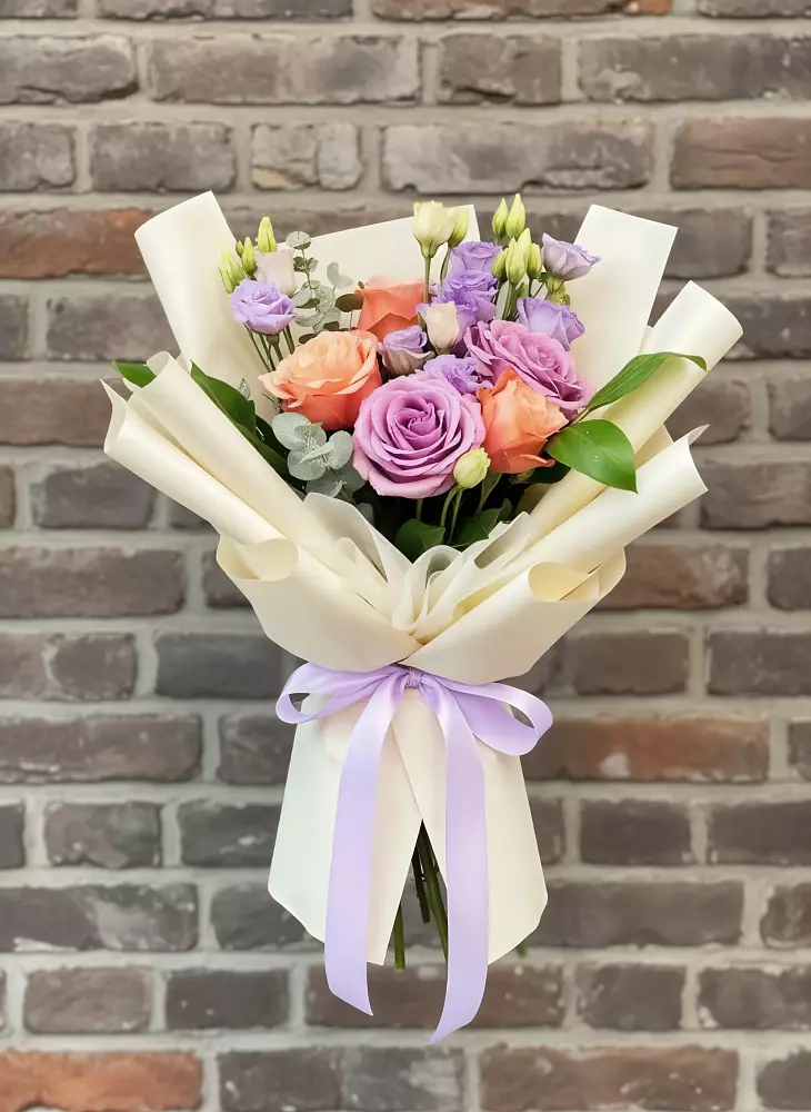 Букет цветов из: Лизиантусы и Розы в Нижнеангарск