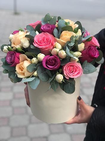 Цветочная композиция из Розы в шляпной коробке в Нижнеангарск