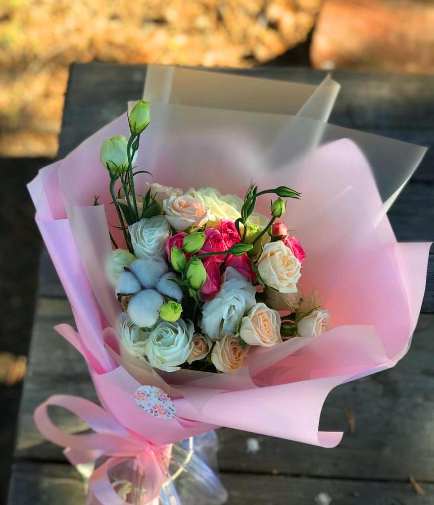 Букет цветов из: Розы и Лизиантусы в Нижнеангарск