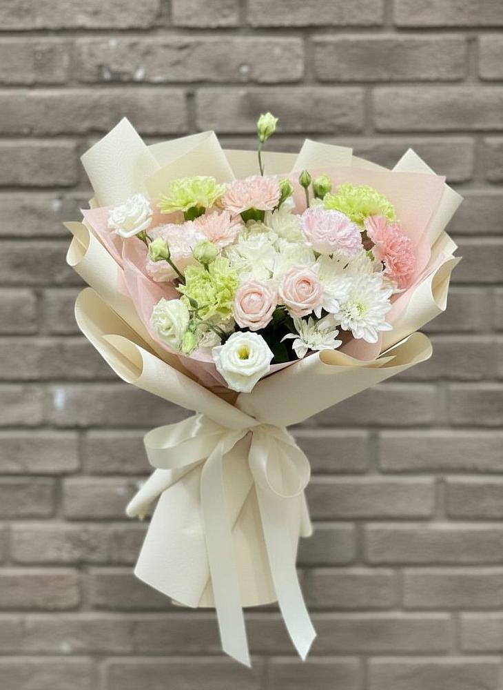 Букет цветов из: Гвоздики, Розы, Лизиантусы и Хризантемы в Нижнеангарск