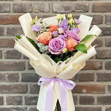 Букет цветов из:  Лизиантусы и Розы в Нижнеангарск