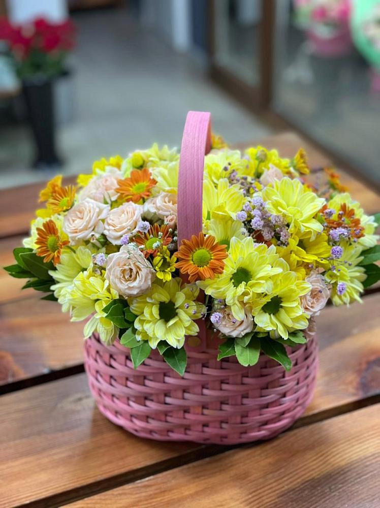 Цветочная композиция из Хризантемы и Розы в корзине в Нижнеангарск