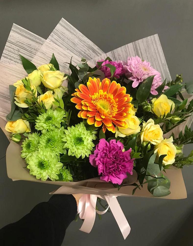 Букет цветов из: Гвоздики, Герберы, Розы и Хризантемы в Нижнеангарск