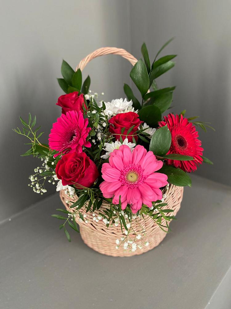 Цветочная композиция из Розы, Хризантемы и Герберы в корзине в Нижнеангарск