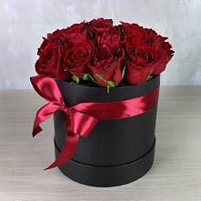 Цветочная композиция из Розы в шляпной коробке в Нижнеангарск