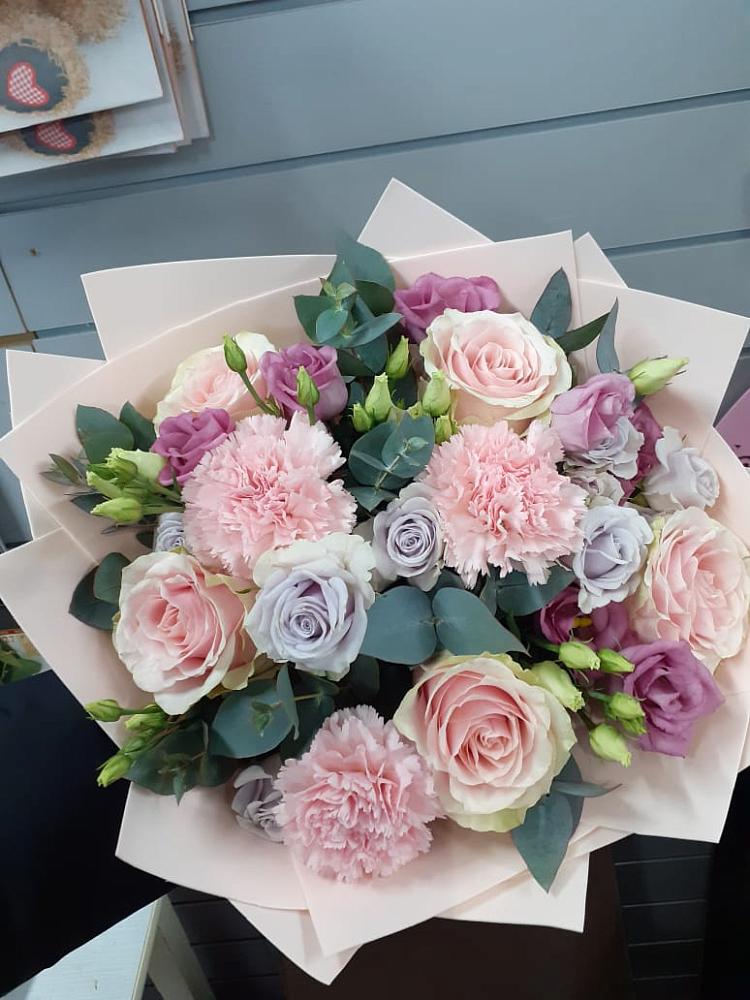 Букет цветов из: Розы, Гвоздики и Лизиантусы в Нижнеангарск