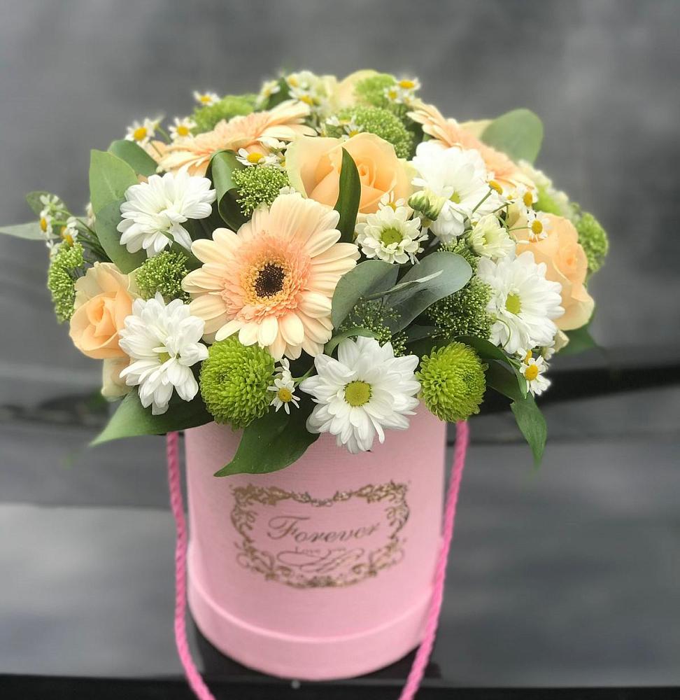 Цветочная композиция из Розы, Герберы и Хризантемы в шляпной коробке в Нижнеангарск